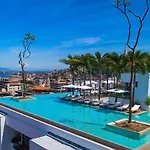 Pier 57 - 709 Stunning View 2 Bedroom Romantic Zone